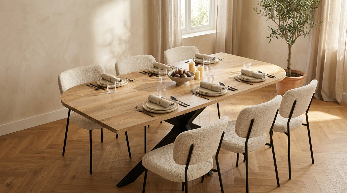 Mangohouten eettafel van 200 cm gedekt voor zes personen.