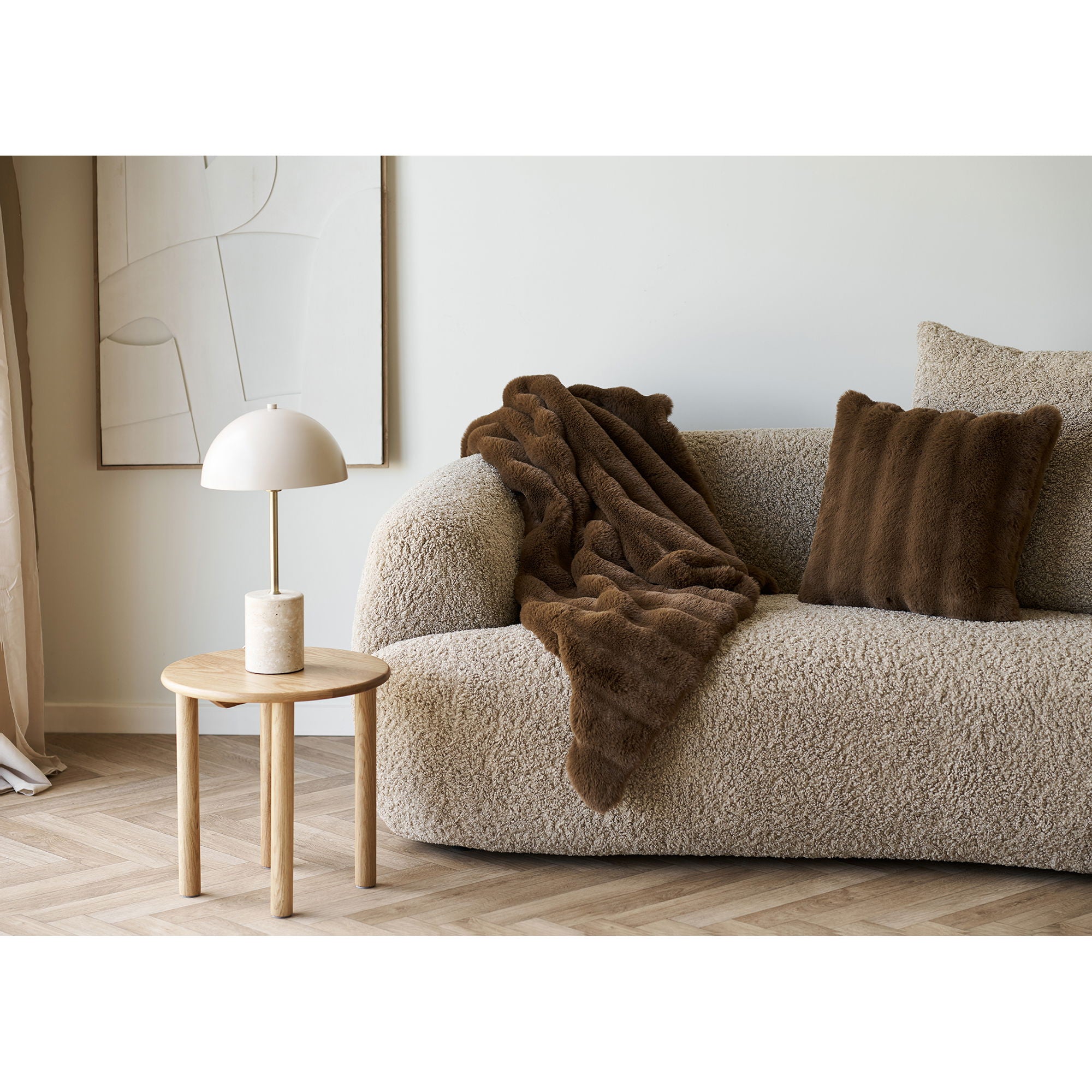 Sheffield table lamp – mango wood grain close-up